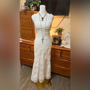 Elegant White Sleeveless Dress NWT by Saint and Secrets